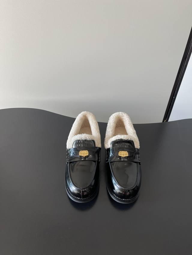 飞机盒10 Miumiu 缪缪新款招财硬币羊毛里平底乐福鞋！上脚舒适透气 值得入手 女孩子们那些可可爱爱的小细节算是让Miu一整个拿捏住了 乐福鞋这几年风刮得很