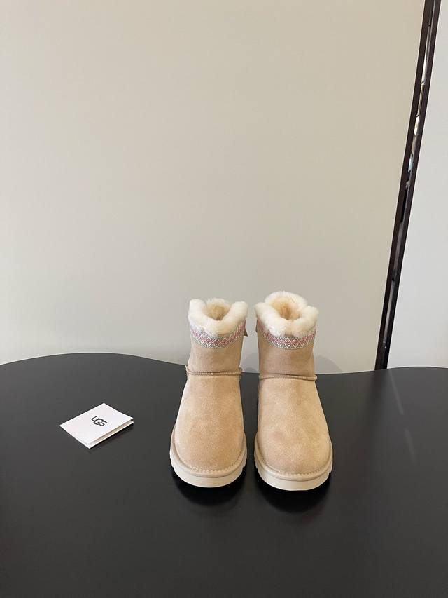 Ugg 最新后皮带扣 平底 超羊毛 防滑雪地靴 最高品质 原单出货 羊皮毛一体 原版Treadlite轻翼科技复合防滑大底！上脚潮酷 轻松完成美式复古街头风～展