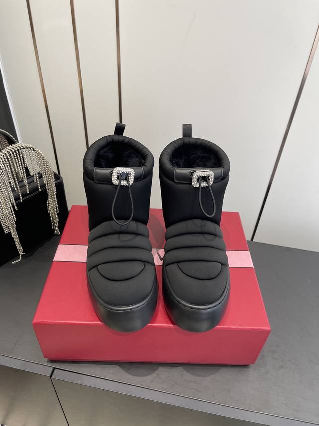 Roger Vivier Rv 25Ss新品 厚底雪地靴 意大利匠心工艺雕琢的鞋面 与澳洲进口绵羊毛内里包裹 让每一步都踏在春日般的暖意中 厚底设计暗藏巧思 堪