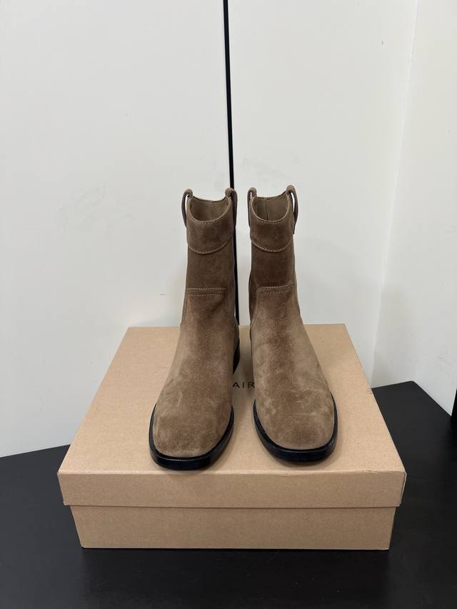 Lemaire 25Ss秋冬新款 极简随意，低调有品，处处散发着迷人的气质 一双高级又实用的小皮靴用这种随意又慵懒的方式表达出来，我真的超级喜欢 鞋面是用进口麂