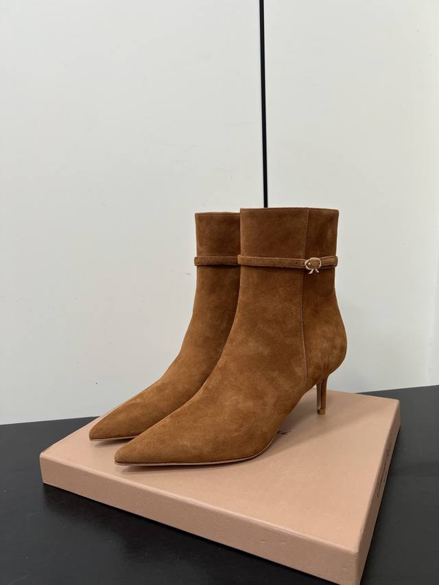 Gianvito Rossi25S秋冬新款 罗西 Gr尖头及踝靴侧拉链R扣细跟短靴高跟靴子 鞋面采用绒面革，质感柔软细腻，自带奢华高级感，同时为整体造型增添了一