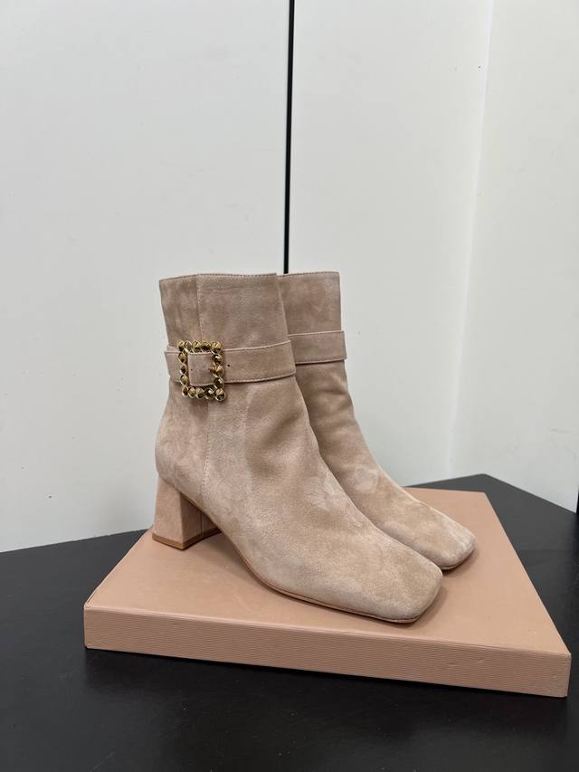 吉安维托 罗西Gianvitorossi轻松移动方头短靴 素面设计，简单大方。时尚亮点！ 秉承了其传统意大利工艺，专注精巧细节，打造优雅女人味，每一双罗西的女鞋