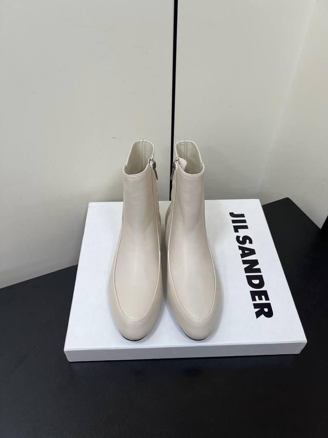 Jilsander 吉尔桑达 25 秋季 最新 极简内增高及踝靴侧拉链圆头短靴切尔西奶奶靴 简约大气款！上身无敌修饰腿型！真的帅Bao了！！内增高设计上脚巨显腿
