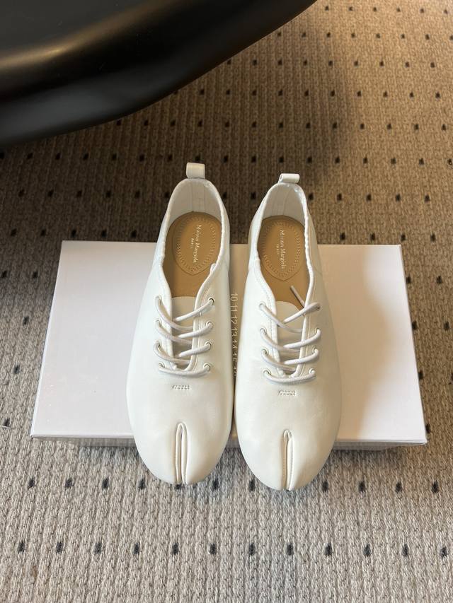 Maison Margiela 马吉拉Mm6系带Tabi分趾鞋 鞋头是标志性分趾造型，搭配系带款式，自带先锋小众的辨识度，风格独特不撞款。鞋面是细腻皮革，部分款