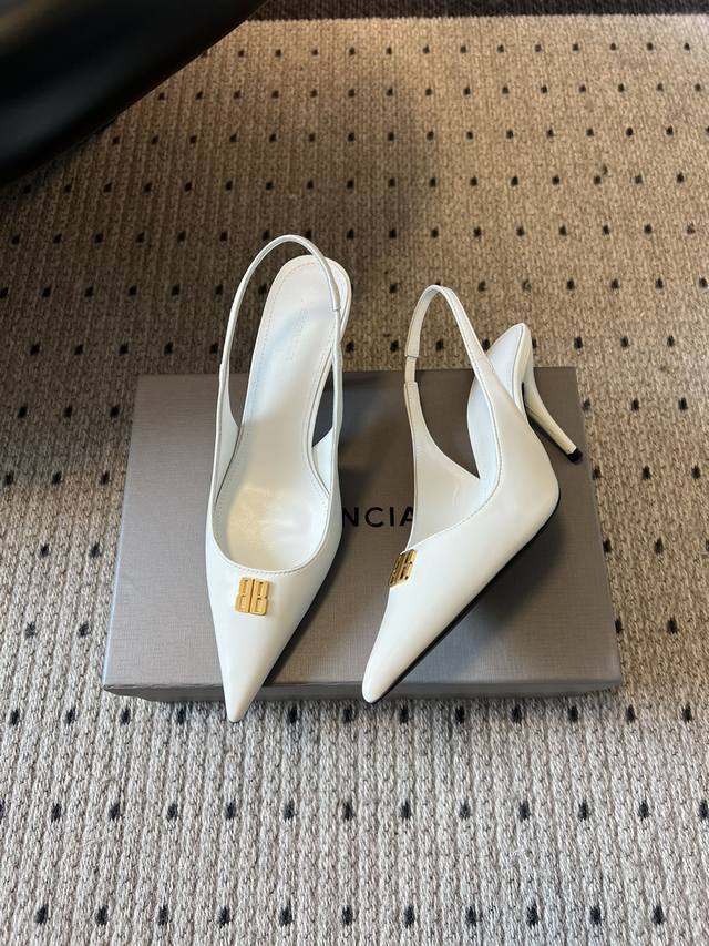 Balenciaga巴黎世家 25Ss尖头细带小猫跟高跟鞋 采用极简尖头鞋型，线条锐利流畅，搭配鞋头处标志性的金色“Bb”金属标识，简约中透着高级辨识度，既具通