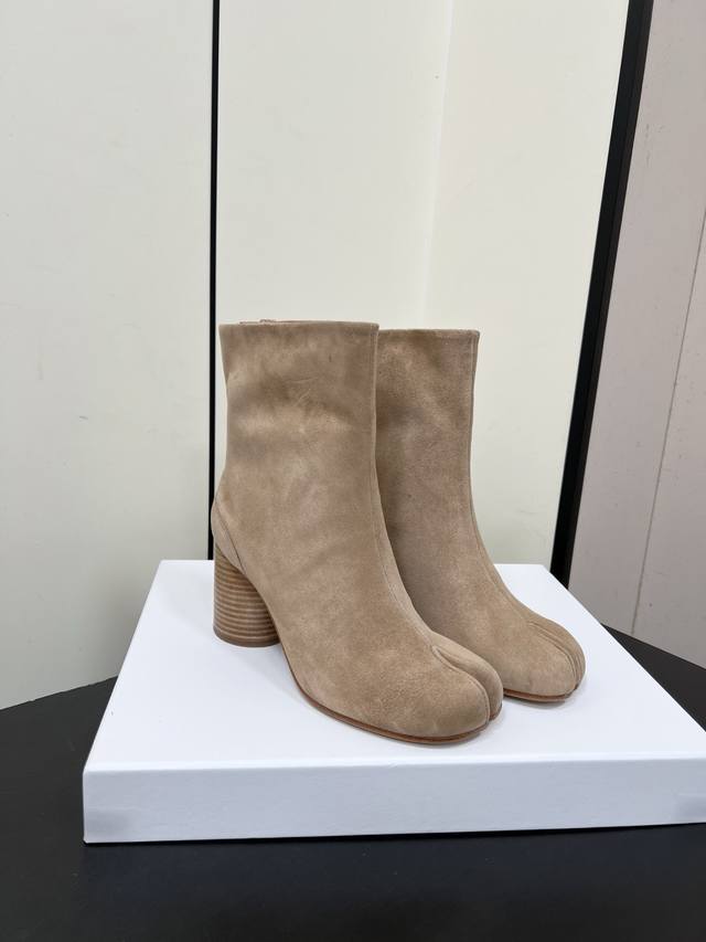 Maisonmargiela Mm6分趾 马吉拉经典分趾靴 辨识度极高，舒适度满分，不会过时的决绝子单品 原版羊猄，牛皮鞋底！ 实测7.5Cm跟高 顶级品质35