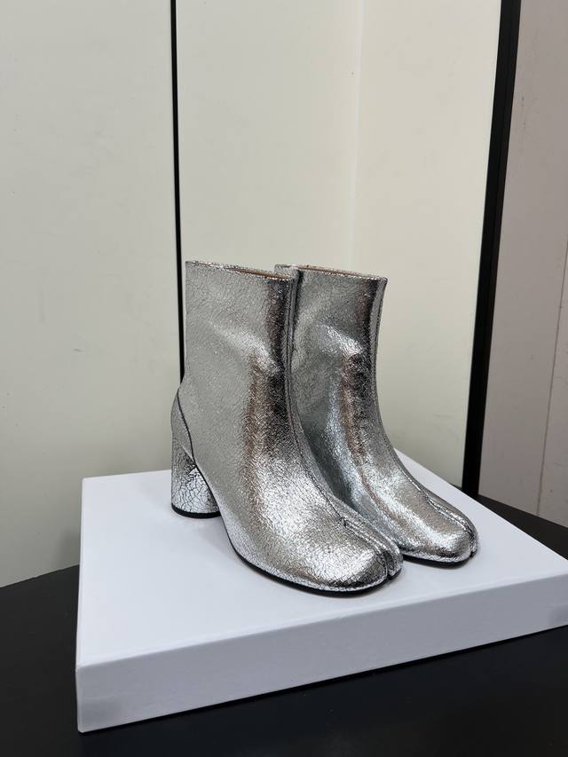 Maisonmargiela Mm6分趾 马吉拉经典分趾靴 辨识度极高，舒适度满分，不会过时的决绝子单品 爆裂纹羊皮，牛皮鞋底！ 实测7.5Cm跟高 顶级品质3