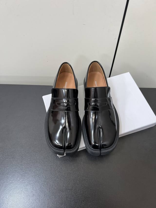 男款 Maison Margiela 马吉拉Mm6家 高版本 增高厚底分趾Tabi小皮鞋情侣乐福鞋！ 原版购入开模双层鞋底、鞋型很大方、搭配各种风格都轻松驾驭、