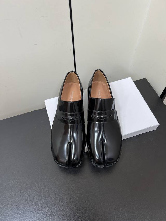 男款 Maison Margiela马吉拉Mm6系带Tabi分趾乐福鞋德比鞋情侣款 原版一比一打造舒适度，包裹性都比较好，个性十足，很好驾驭各种风格衣服搭配 面