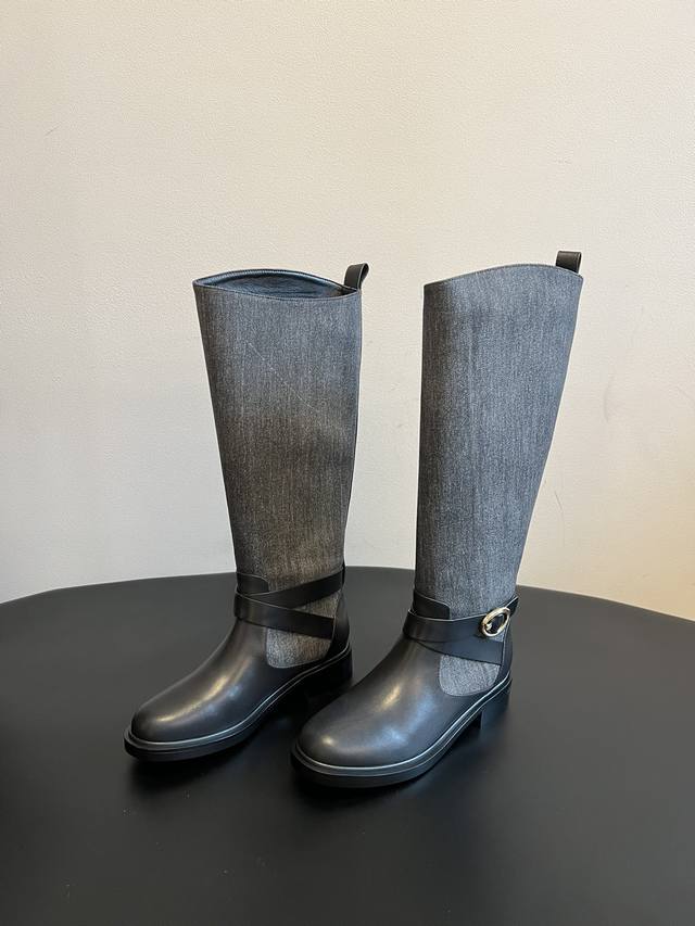 Stuart Weitzma* Sw 秋冬新款拼接风骑士靴 皮革部分质感细腻，织物和麂皮材质则增加了鞋子的质感多样性。靴身带有金属扣环与皮带装饰，为整体造型增添