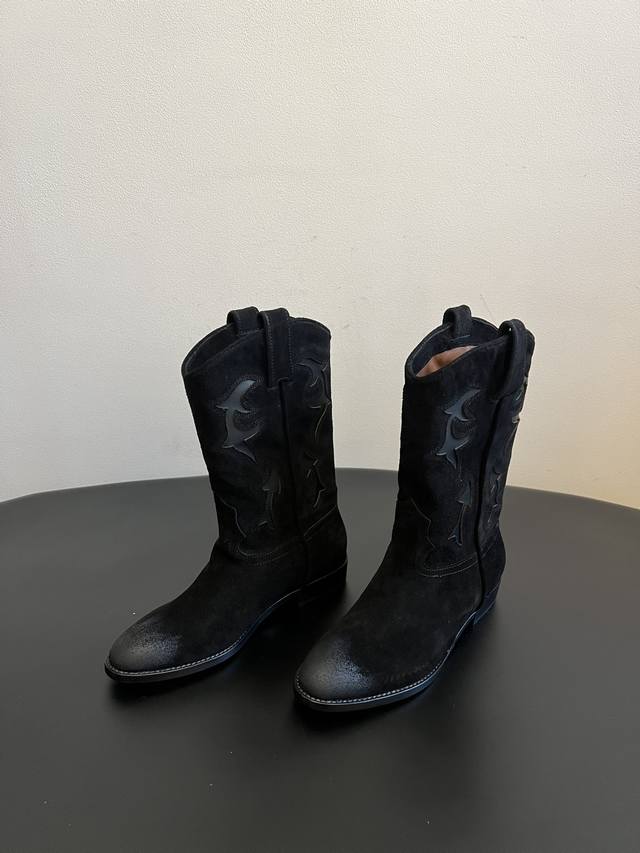 Sartor* 复古微喇镂空牛仔靴 属于西部牛仔靴风格，保留经典牛仔靴的轮廓与细节，同时融入现代时尚设计语言。鞋面采用反绒皮材质，触感柔软且质感高级；部分区域运