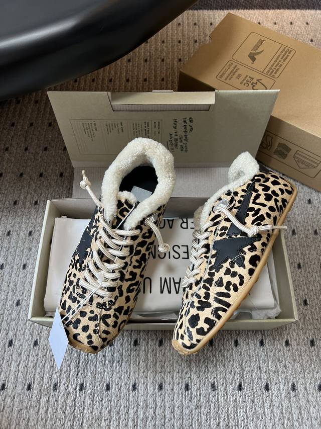 Ggdb Golden Goos* 25Ss复古做旧风加绒休闲鞋 采用做旧复古风格，鞋身带有刻意的磨损痕迹，呈现出独特的复古质感。融入德训鞋、阿甘鞋的设计元素，