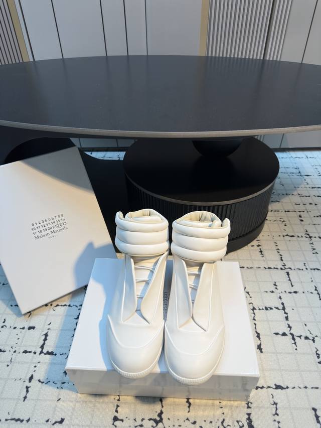 Maison Margiela *马吉拉 2025秋冬新品 专柜新款魔术贴中帮德训运动鞋系列～ Mm6马吉经典阿甘复古休闲运动鞋 四季可穿搭经典不过时的款！休闲