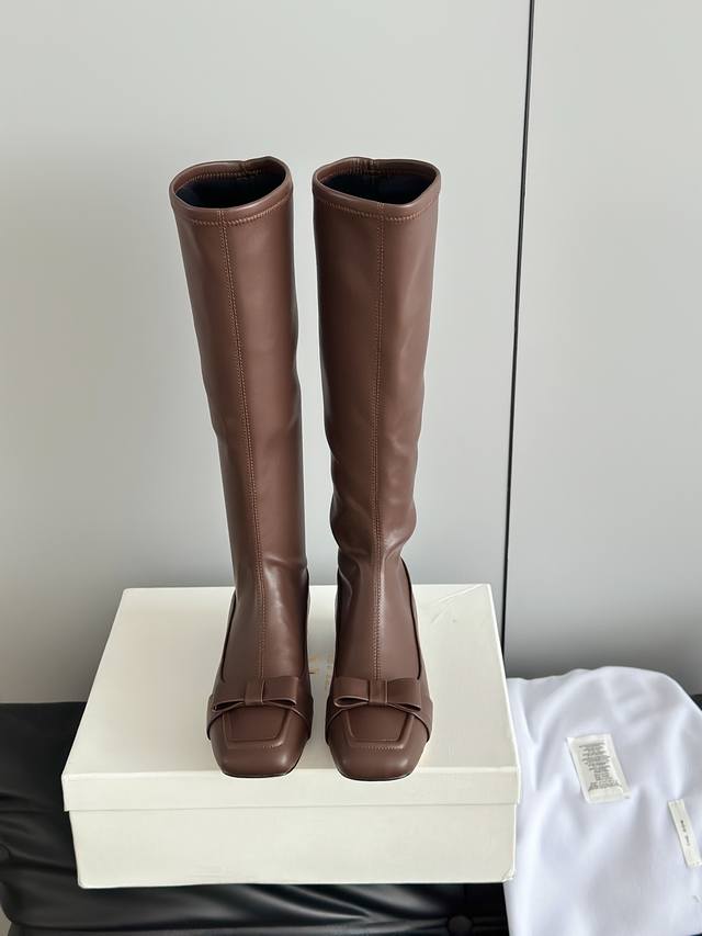 The Row25Ss复古方头蝴蝶结长靴长筒靴 延续品牌“极简奢华”的风格，靴型修长流畅，贴合腿部线条，视觉上极具延伸感，轻松打造“大长腿”效果。鞋头处装饰精致