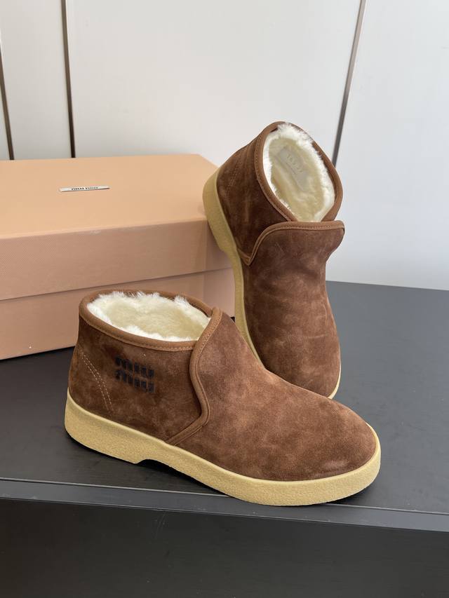 Miu Miu 缪缪 秋冬走秀新款 纯羊毛雪地靴 冬日甜酷少女的温暖选择 雪地靴甜酷新高度 从造型到细节 把少女感与保暖性拿捏刚好，丝光牛反绒面料自带细腻高级感