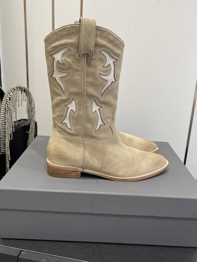 顶级版本 Sartore 秋季最新款复古一脚蹬高靴 这款靴子采用一脚蹬元素的融入 呈现出自然复古的质感 圆鞋头设计线条流畅 简约大气 既显高挑身材 又能有效提升