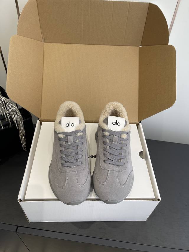 Alo 25Ss春夏新款 厚底舒适 情侣款 休闲 运动跑步瑜伽鞋 Alo比耐克更懂女生！上脚超级百搭！而且超级舒适！是厚底款但是上脚一点都不沉重！ 非常轻便！套