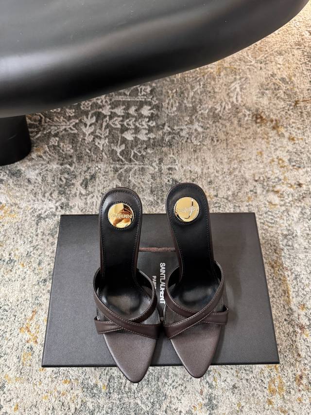 2新品 谁能拒绝Ysl高跟鞋，号称斩男神奇，你值得拥有 面料 牛皮 内里 羊皮 鞋底 牛皮 优雅风格 创造不一样的感觉 跟高 10 Cm 专柜包装 简约气质款式