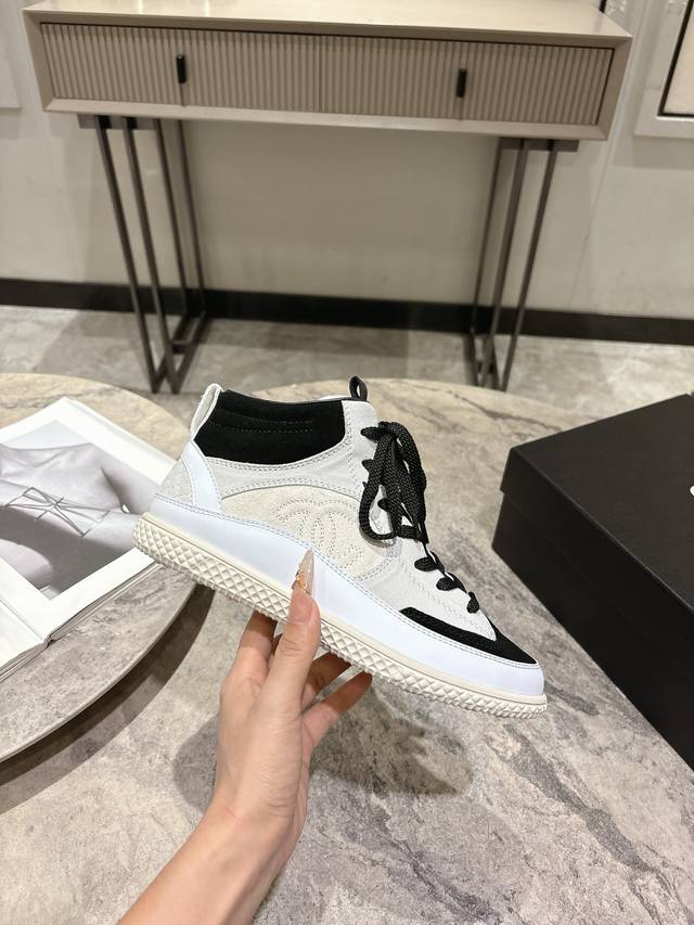 顶级版本 Chanel香奈儿25N最新款 全皮 熊猫配色 小白鞋 休闲 高帮运动鞋 滑板鞋 原版购入开发 做货 小香 C家 专柜又一超级大爆款，网红博主小姐姐们