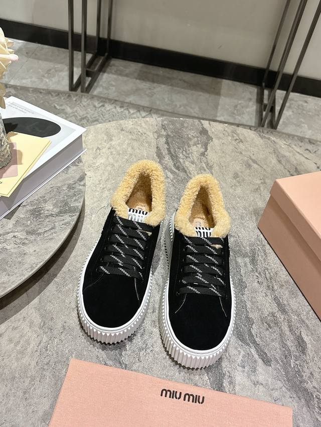 Miumiu 2025秋冬新款 羊毛厚底饼干鞋 冬季经典升级加羊毛 增高4厘米的同时，既有饼干鞋的秀气轻盈，又有毛毛质感的可爱和保暖性可谓是时尚与实用并存了~