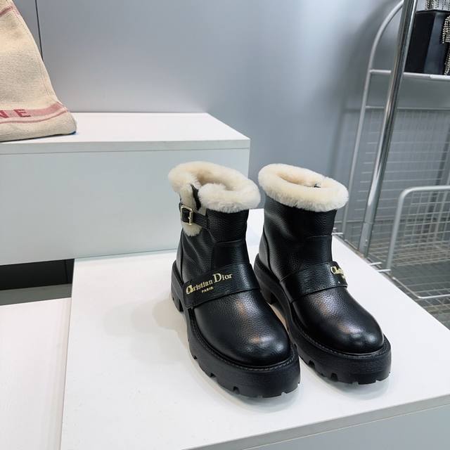 高品质出厂 ！顶级品质Dior 迪奥25Ss秋冬新款松糕厚底保暖毛毛靴雪地靴短靴鞋底一体开模的胶质材料 防水易打理 大气高贵！加毛却不感觉臃肿，超级型！超有范不