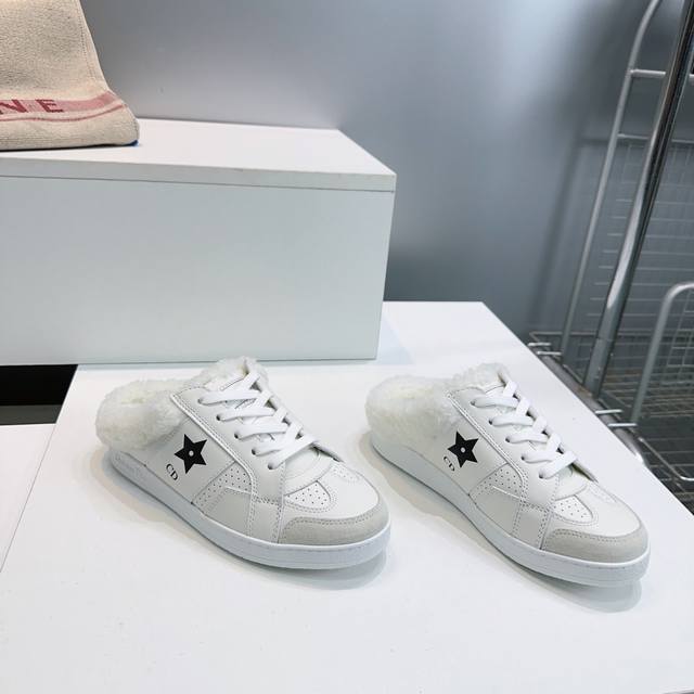 高品质出厂平底 ！顶级品质Dior迪奥25Ss秋冬系列羊毛里保暖厚底休闲半拖小白鞋！这款Cd运动鞋为新款经典单品，舒适高雅。采用白色牛皮革精心制作搭配羊毛里料，
