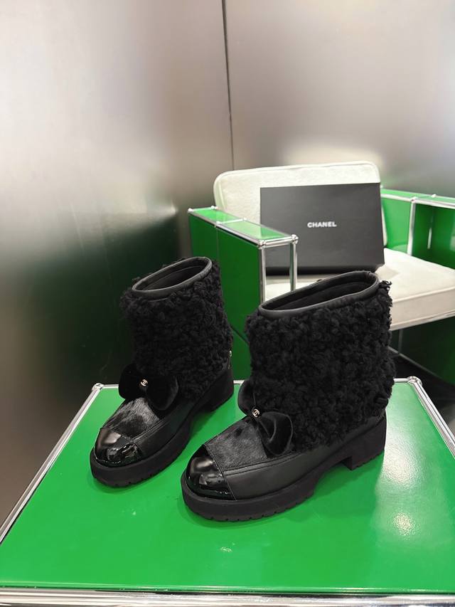 K010 Chanel 香奈儿秋冬重工爆款羊毛短靴 小红书力推款，怎么搭配都好看，时髦精必备，女士钟爱简约又难以抗拒系搭配展现与众不同的穿搭风格、自由混搭闪耀到