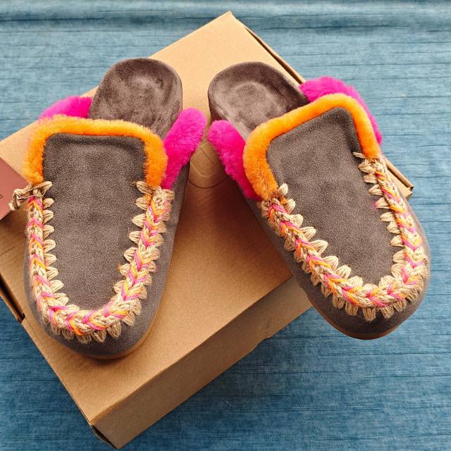 Mou毛拖 秋冬新款 原始外观，纯手工钩织羊毛毛线 %真羊毛毛线，保暖舒适加倍呵护双脚，冬天必备单品~ 鞋面：进口牛反绒 内里：彩色羊毛 大底：原版防滑大底 码