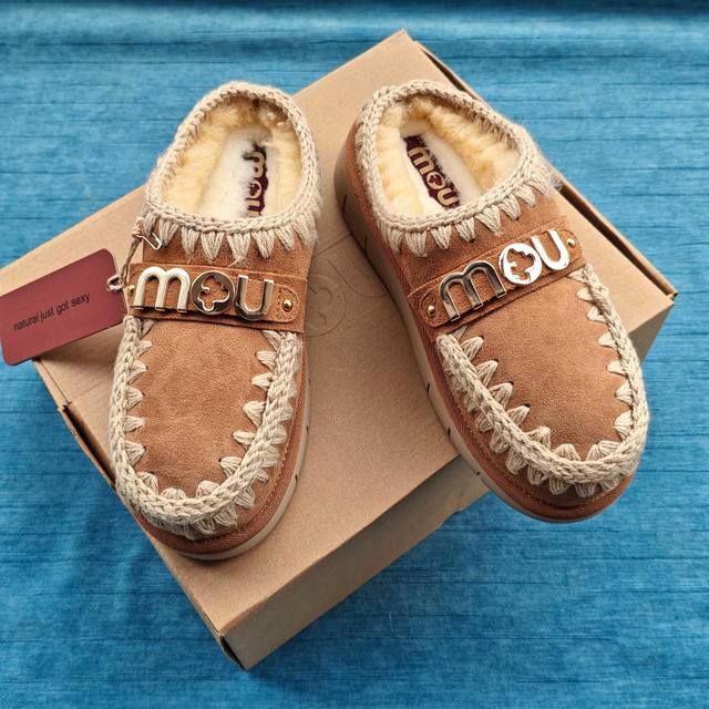 Mou毛拖 秋冬Mou Eskimo新款系列 原始外观，金属五金扣点缀充满自信，纯手工钩织羊毛毛线 %真羊毛毛线，保暖舒适加倍呵护双脚，冬天必备单品~ 鞋面：进