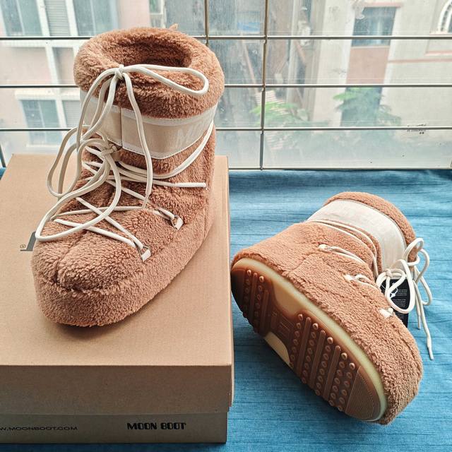 Moonboot、保暖靴 航天靴.滑雪靴.雪地靴，满满的黑科技 秋冬居家、出行必备保暖神器 面料：复织羊羔毛.丝绸.牛皮革 内里：复织羊羔毛、天鹅绒 鞋底：防滑