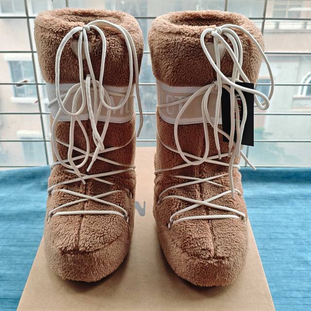 Moonboot、保暖靴 航天靴.滑雪靴.雪地靴，满满的黑科技 秋冬居家、出行必备保暖神器 面料：复织羊羔毛. 内里：复织羊羔毛、天鹅绒 鞋底：防滑耐磨橡胶底