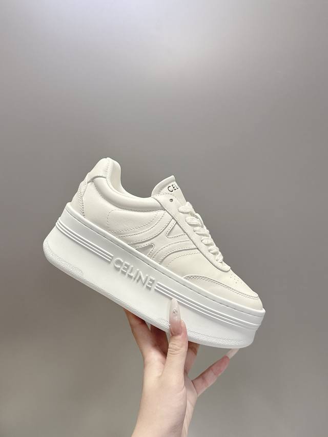 出厂价pp 码数35-40 41定做 Celine 2025新款厚底5Cm经典小白鞋，点缀上简约又不失个性的彩色线条， 低调中暗藏着高级感，每一处细节都写满了精
