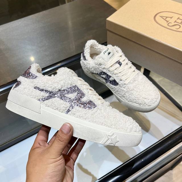 出厂价pp： 上新Ash 意大利轻奢潮牌复古脏脏小白鞋明星同款休闲系列，搭配轻盈回弹增高鞋底大底做旧复古效果。 面料：仿泰迪绒毛+格利特亮片 鞋底：橡胶大底 内
