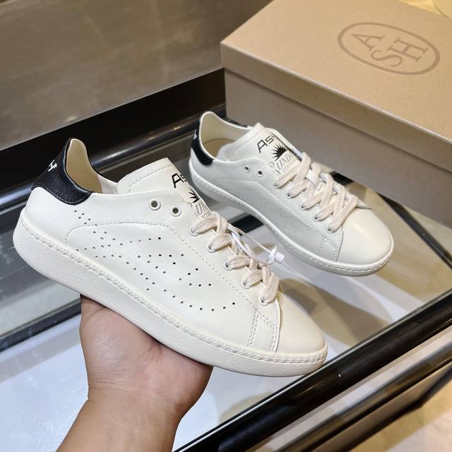 出厂价pp： 上新Ash 意大利轻奢潮牌复古脏脏小白鞋优质牛皮多彩鞋标透气孔设计坚韧，明星同款休闲系列，简约设计的冲孔透气鞋身，搭配轻盈回弹鞋底。 面料：羊皮