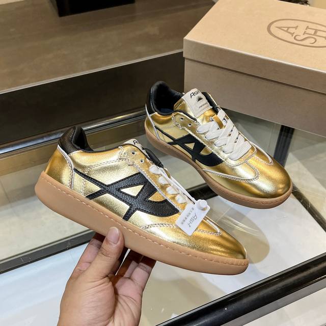 出厂价pp： 上新Ash 明星同款 休闲系列，简约设计的透气鞋身，搭配轻盈回弹增高鞋底。 面料：头层牛皮+羊皮 鞋底：橡胶大底 底高3Cm 内里：羊皮 码数：3