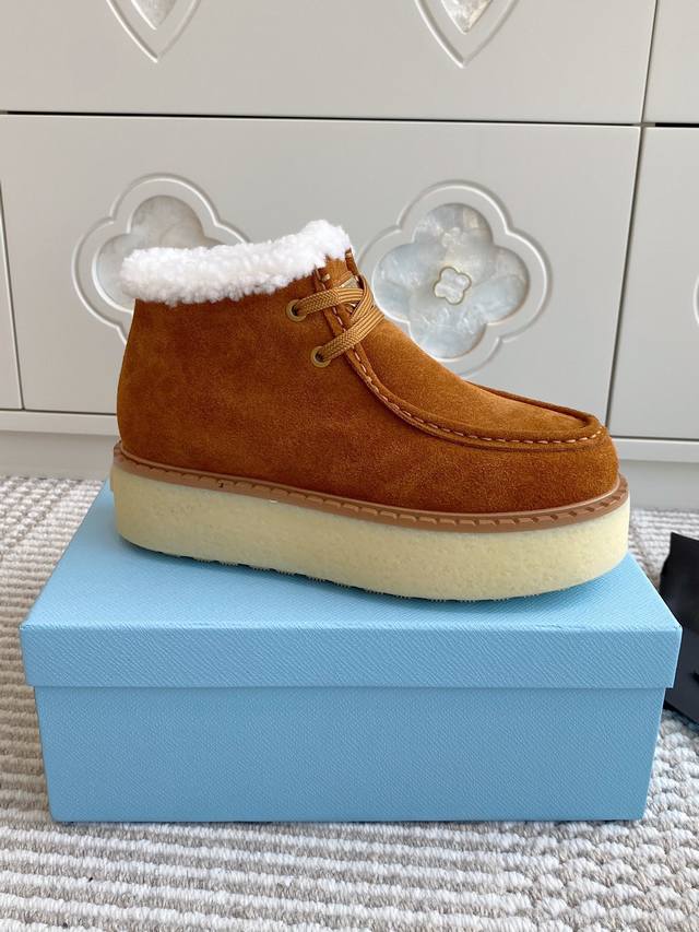 prada 普拉达 新品三角标厚底羊毛雪地靴 高帮绑带短靴 材质与工艺： 原版定制进口羊皮毛一体 160%真羊毛 保暖神器 Zp开模大底 Size：35-39