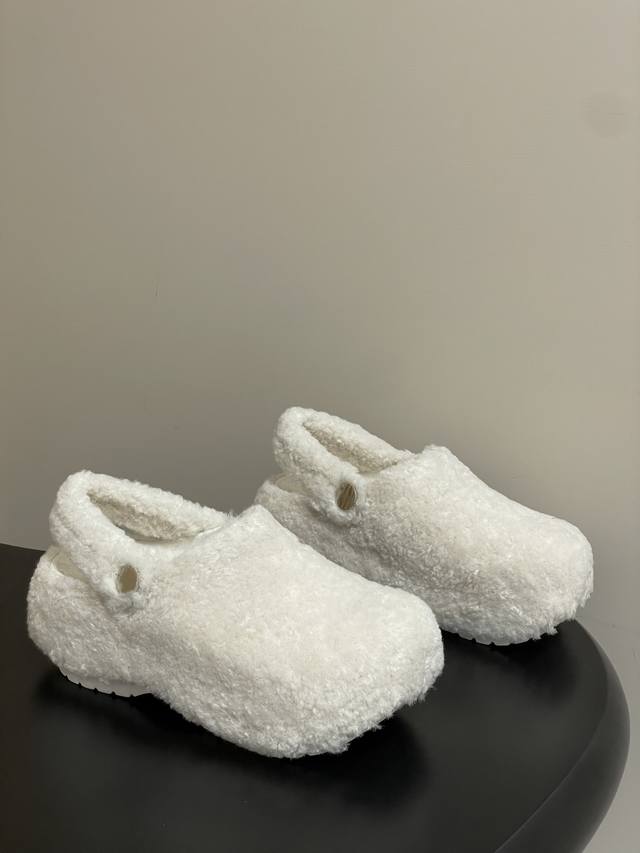 Crocs 25Ss 羊毛洞洞鞋 卡骆驰明星 原环保材料,风靡全球的四季皆宜的鞋美国休闲鞋履品牌 卡骆驰 Crocs Classic Mega Crush Cl