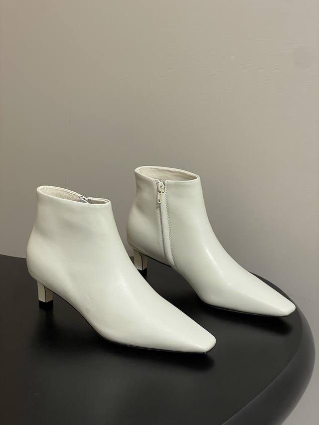 The Row 25秋冬新款 Tr小方头小猫跟短靴侧拉链及踝靴麂皮绒面小矮靴 这款短靴简直是可以被叫做断货王！小小方头设计极简又高级感十足， 知性优雅一款真正可