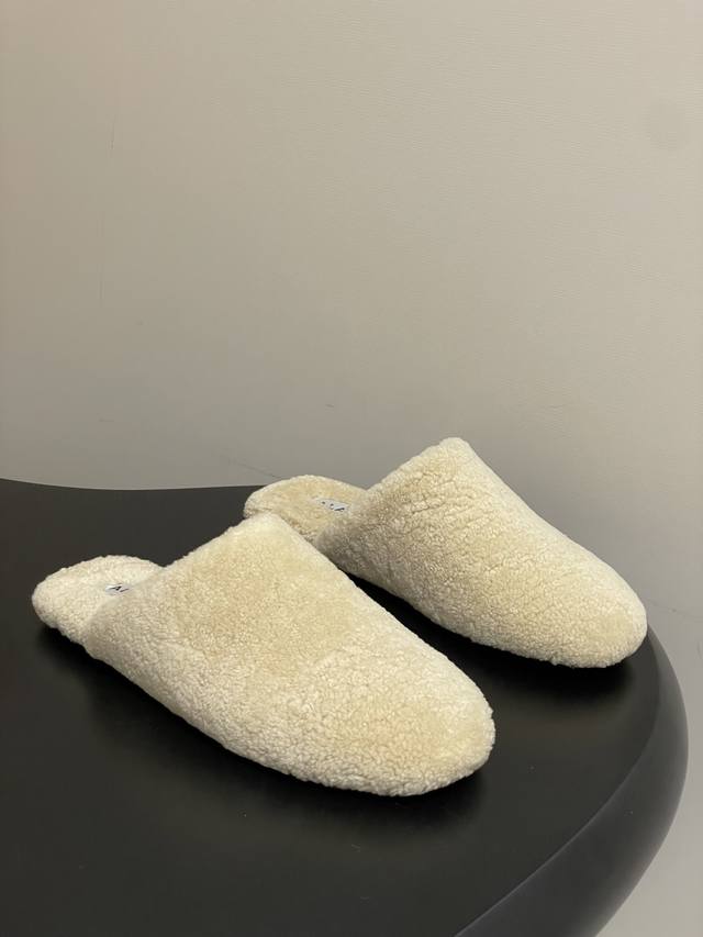 皮带盒20下单备注 默认普通盒 25Fw秋冬新款 Alaia阿莱亚 羊毛法式芭蕾舞鞋老钱风羊毛面穆勒半拖鞋平底毛毛鞋 采用羊毛，触感蓬松柔软，保暖性强，同时内里