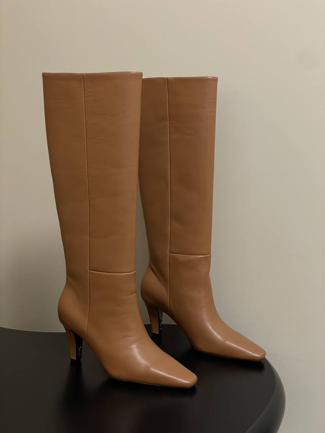 顶级品质 Saint Laurent Fw25 New Arrival～ Ysl圣罗兰2025秋冬新款尖头长筒靴高跟直筒长靴 搭配方形尖鞋头和锥形粗跟，内侧饰以