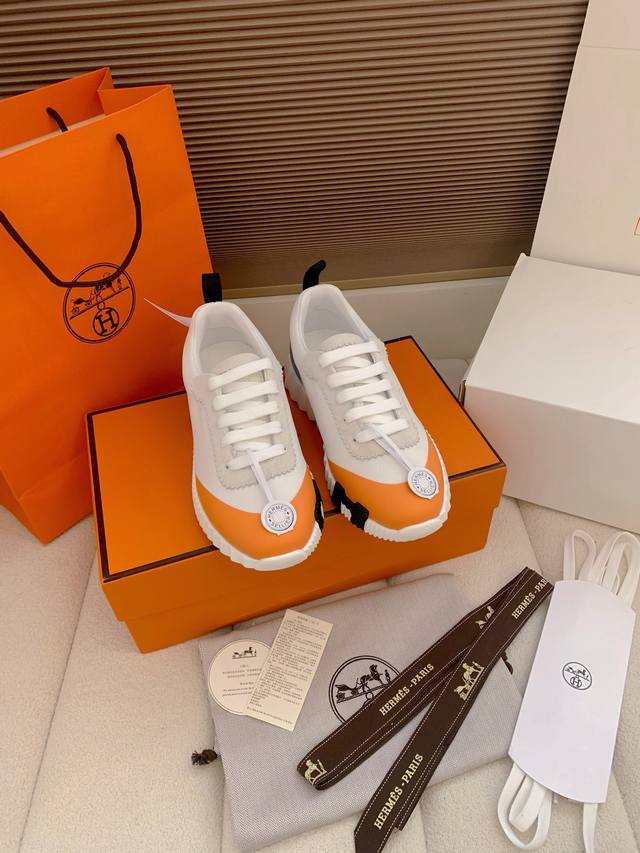 出厂价p 、 需要飞机盒+10备注 鞋盒带蓝光防伪标示！顶级版本！ 情侣款Hermes 爆单新品Bouncing运动鞋 轻Napa小牛皮拼接麂皮，搭配撞色大底，