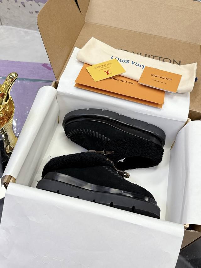 2025路易威登Louis Vuitton秋冬最新走秀款毛毛拖 雪地靴 Lv羊毛鞋 系列 超多明星时尚博主种草 Lv秀场出镜率最高的单品 当下最流行的型体隔板设