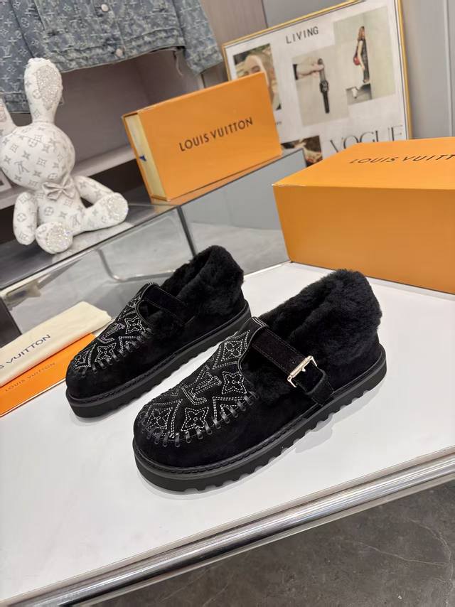 Lv Fw 25 New Arrival～ Lv 25秋冬Time Out运动鞋新品 鞋面融入刺绣工艺，内里皮毛一体材质 精致好看，增高 保暖；太Nice了吧