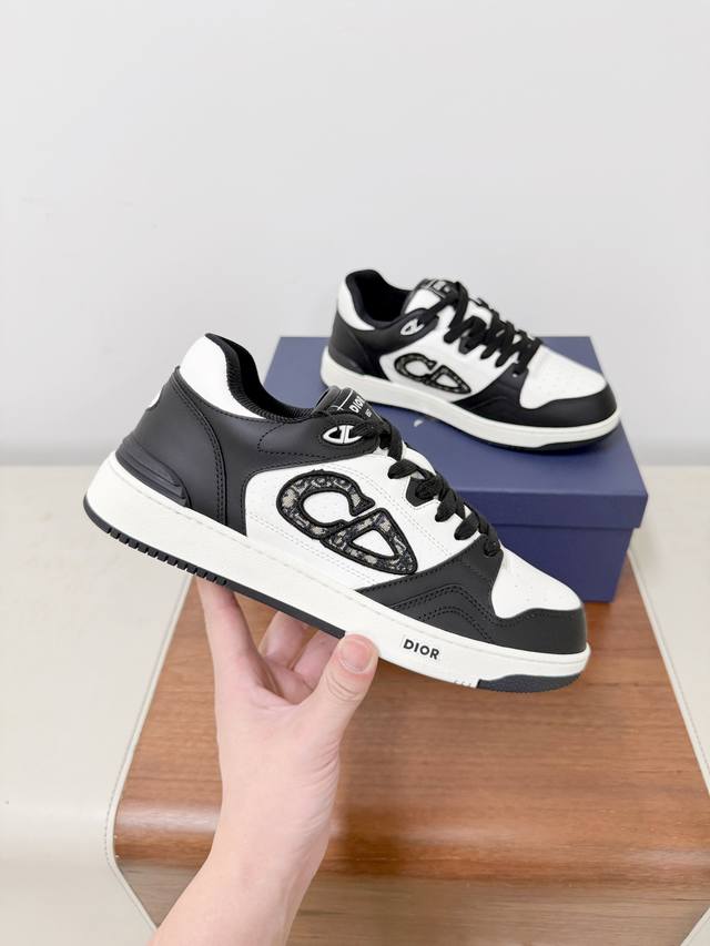 Dio* Chrono新款休闲运动鞋跑鞋老爹鞋 Dio* Chrono新款休闲运动鞋跑鞋 老爹鞋 真的酷毙了，未来感十足！真的好飒！再次演绎了迪奥酷时尚的理念，