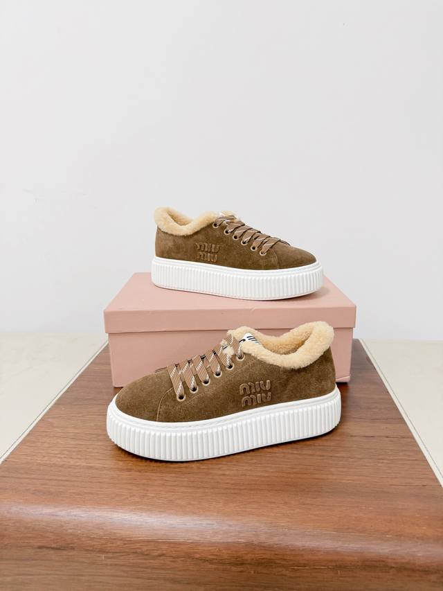 Miumi* 秋冬新款毛绒饼干鞋 Miumi*的新款毛茸茸真的爱了摩登造型塑造优雅格调是会怦然心动的毛茸茸暖暖的羊羔毛太温柔了 增高4Cm配阔腿牛仔裤超好看！！