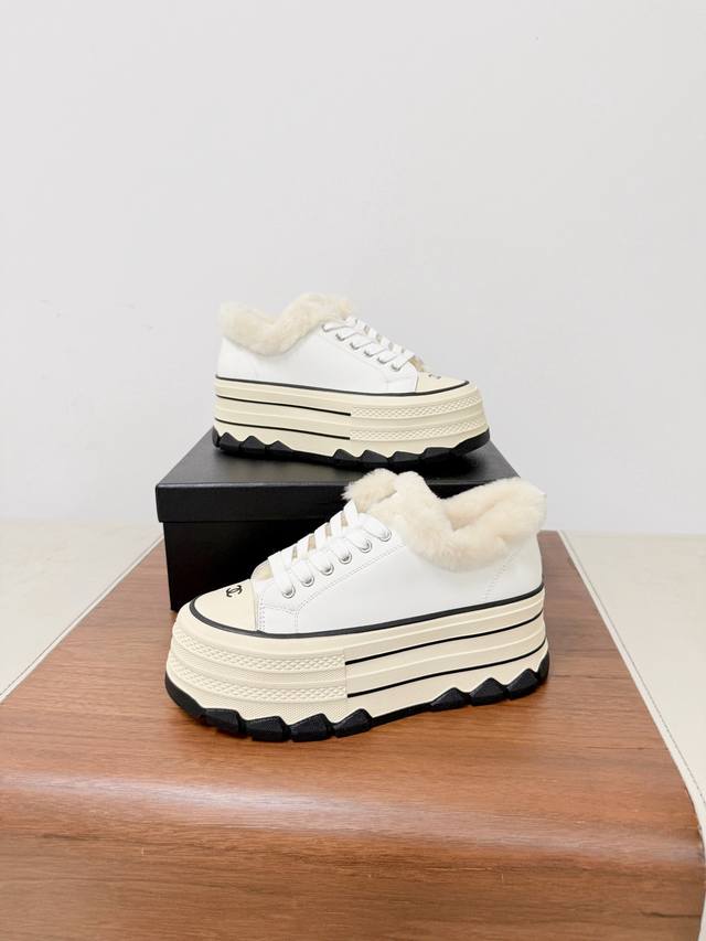 小香厚底毛毛饼干鞋 全新复古帆布系列，呈递松弛之姿，轻盈于形开启盛夏之旅。 延续Ann Andelman 标志性解构化廓形，鞋身以简约立体线条及双A Logo呈