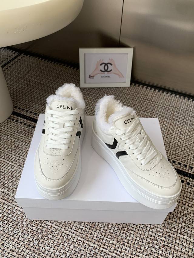 Celine 赛琳 25Ss新款 厚底羊毛里休闲鞋小白鞋 简单舒服 干净利落 增高显腿细 无论是单穿还是搭配阔腿裤高街又复古 一起来做Celine女孩 鞋面进口