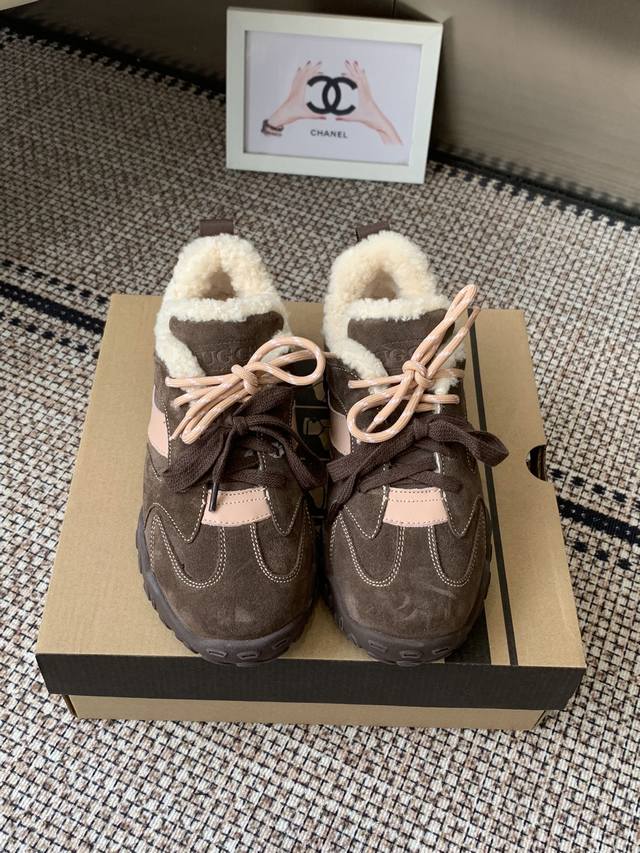 Ugg秋冬新款羊毛德训鞋 又一款惊艳到你的复古德训鞋 彩色与净色的完美搭配 多色双鞋带美的恰到好处 是出街的完美搭子 澳洲小卷羊毛里 舒适松软的大底 码数：35