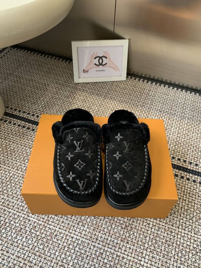 Louis Vuitton 路易威登 25新品滑雪系列 雪地靴 毛毛半拖 以绒面牛皮革呈现丝绒质感 搭配柔暖羊毛皮内衬 鞋面的 字母缝线和可调节鞋带的铭纹搭扣共
