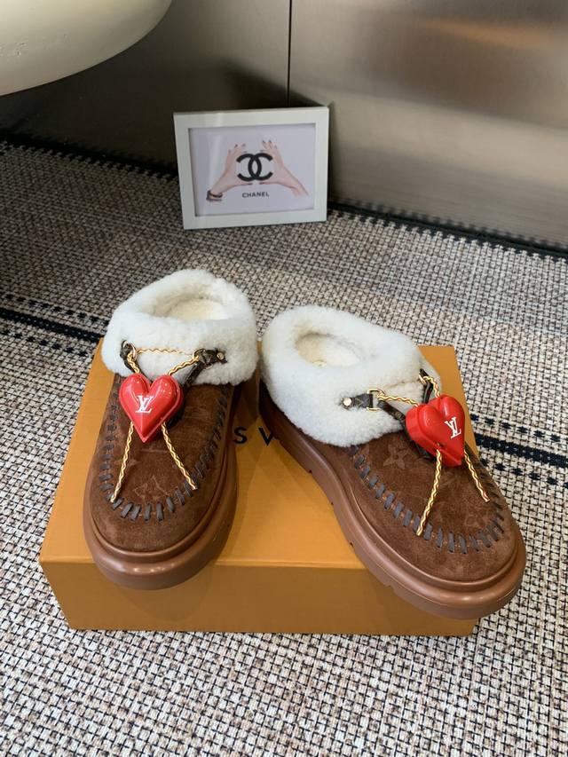 Louis Vuitton 路易威登 25新品滑雪系列 雪地靴 配饰60 以绒面牛皮革呈现丝绒质感 搭配柔暖羊毛皮内衬 鞋面的 字母缝线和可调节鞋带的铭纹搭扣共